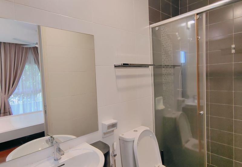 Beautiful 2.5 STOREY BUNGALOW ZERO LOT