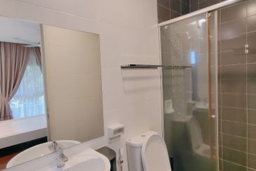 Beautiful 2.5 STOREY BUNGALOW ZERO LOT