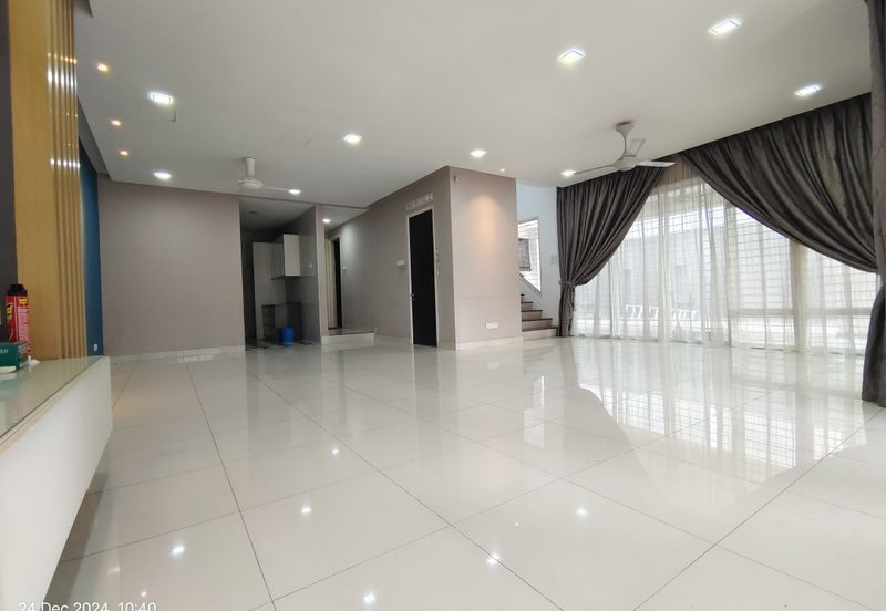 Beautiful 2.5 STOREY BUNGALOW ZERO LOT