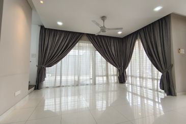 Beautiful 2.5 STOREY BUNGALOW ZERO LOT