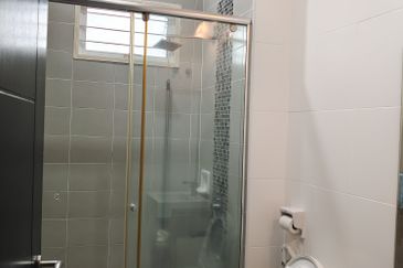 Beautiful 2.5 STOREY BUNGALOW ZERO LOT