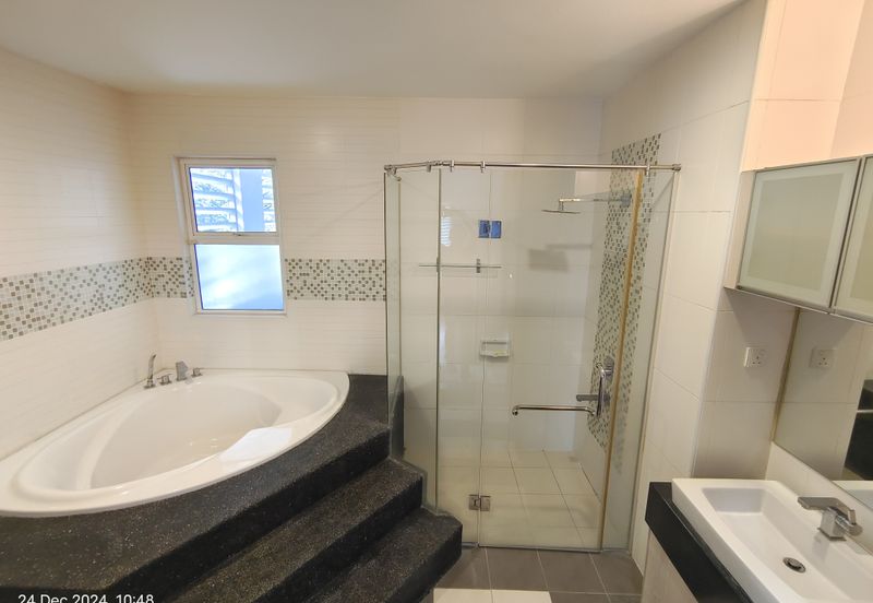 Beautiful 2.5 STOREY BUNGALOW ZERO LOT