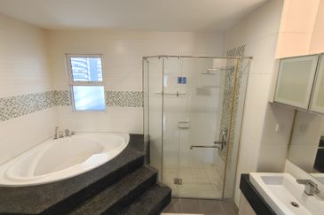 Beautiful 2.5 STOREY BUNGALOW ZERO LOT