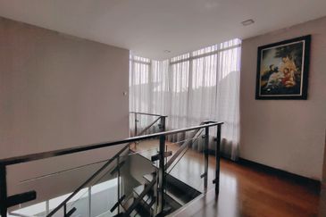 Beautiful 2.5 STOREY BUNGALOW ZERO LOT