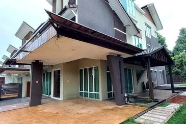 Renovated 2.5sty zerolot bungalow