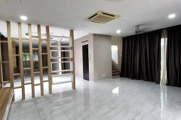 Renovated 2.5sty zerolot bungalow