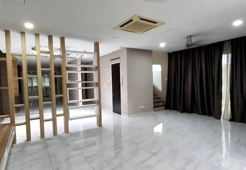 Renovated 2.5sty zerolot bungalow