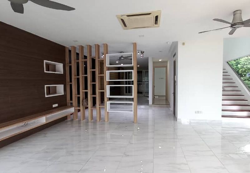 Renovated 2.5sty zerolot bungalow