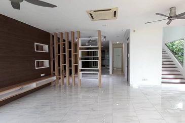 Renovated 2.5sty zerolot bungalow