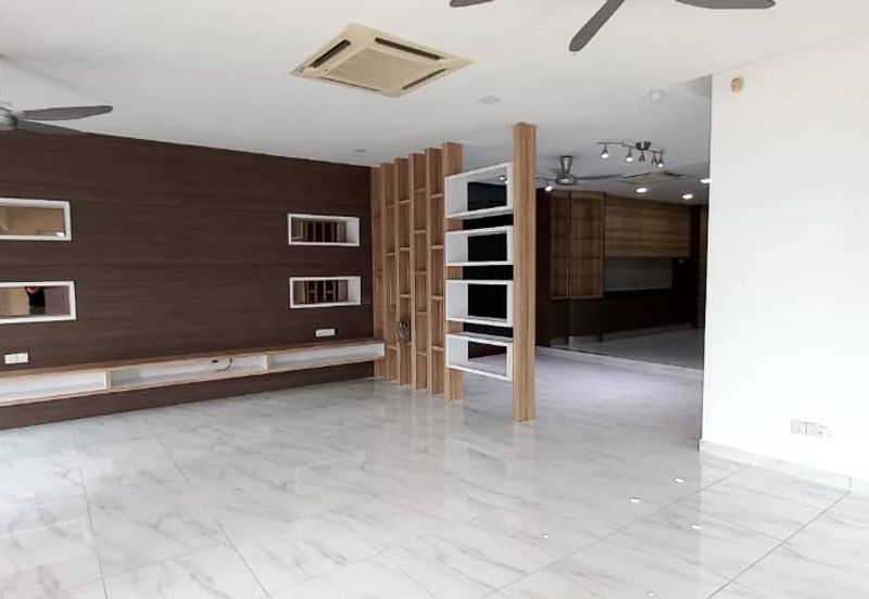 Renovated 2.5sty zerolot bungalow