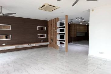 Renovated 2.5sty zerolot bungalow