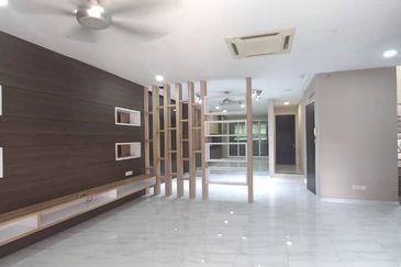 Renovated 2.5sty zerolot bungalow