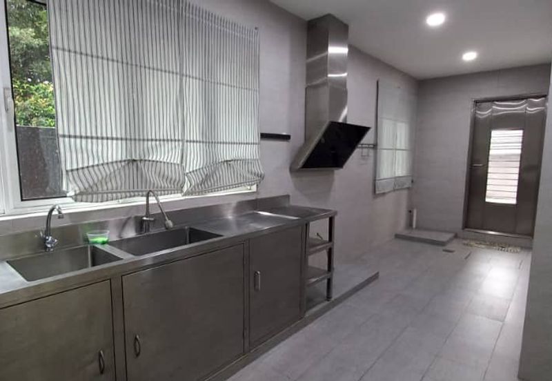 Renovated 2.5sty zerolot bungalow