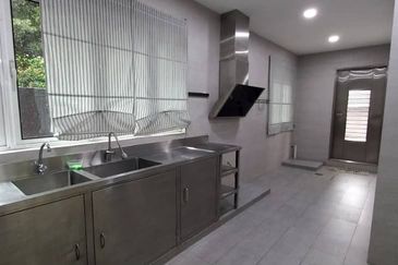 Renovated 2.5sty zerolot bungalow