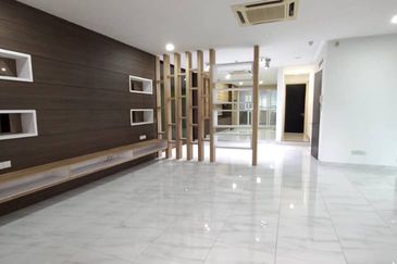 Renovated 2.5sty zerolot bungalow