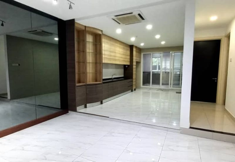 Renovated 2.5sty zerolot bungalow