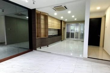 Renovated 2.5sty zerolot bungalow