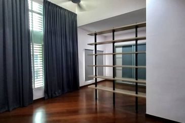 Renovated 2.5sty zerolot bungalow