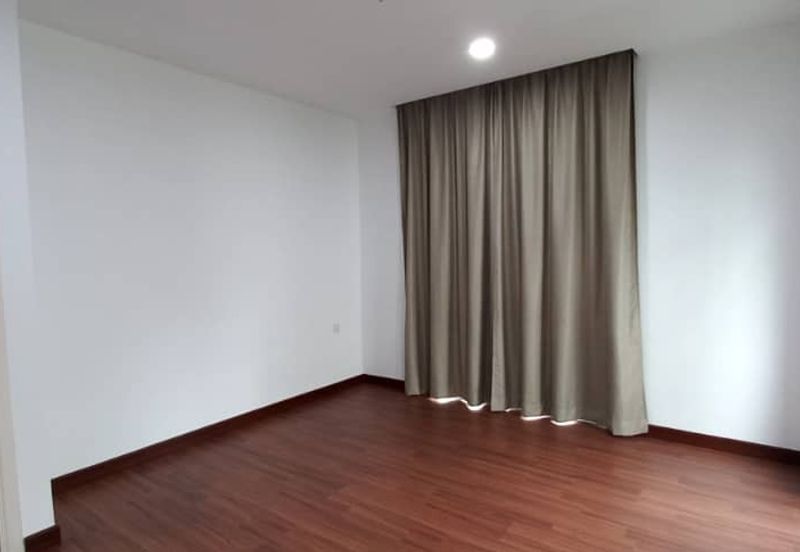 Renovated 2.5sty zerolot bungalow