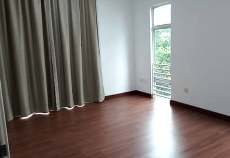 Renovated 2.5sty zerolot bungalow