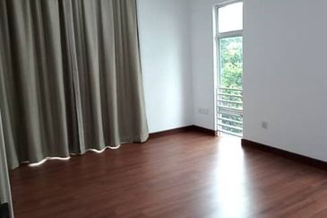 Renovated 2.5sty zerolot bungalow