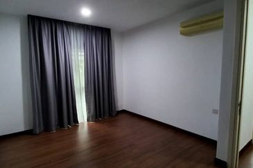 Renovated 2.5sty zerolot bungalow