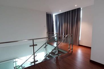 Renovated 2.5sty zerolot bungalow