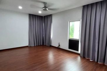 Renovated 2.5sty zerolot bungalow