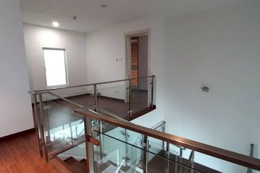 Renovated 2.5sty zerolot bungalow