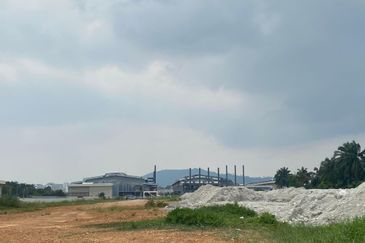 West Port, Pulau Indah