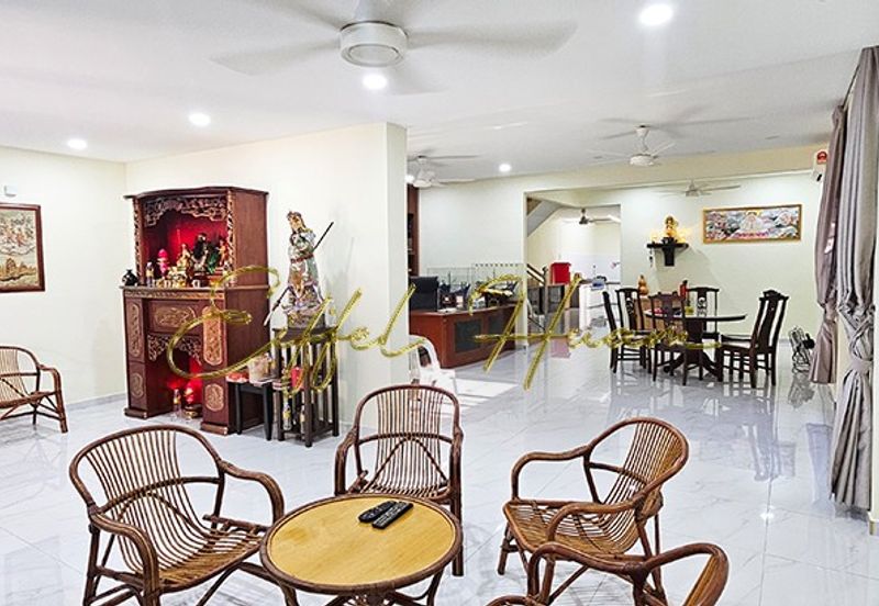 Well Renovated Spacious Double Storey Semi-D with Covered Side Land @ Taman Guan Joo Seng