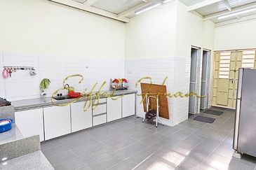 Well Renovated Spacious Double Storey Semi-D with Covered Side Land @ Taman Guan Joo Seng