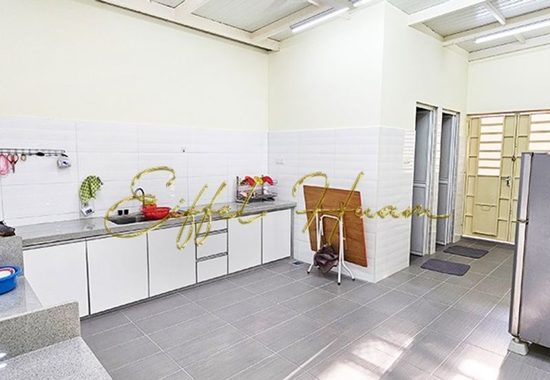 Well Renovated Spacious Double Storey Semi-D with Covered Side Land @ Taman Guan Joo Seng