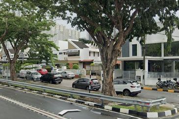 FACING BUSY MAIN ROAD - COMMERCIAL DOUBLE STOREY SEMI-DETACHED @ JALAN SULTAN AZLAN SHAH, BATU UBAN, GELUGOR