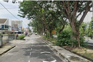 FACING BUSY MAIN ROAD - COMMERCIAL DOUBLE STOREY SEMI-DETACHED @ JALAN SULTAN AZLAN SHAH, BATU UBAN, GELUGOR