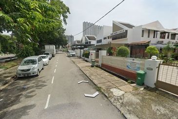 FACING BUSY MAIN ROAD - COMMERCIAL DOUBLE STOREY SEMI-DETACHED @ JALAN SULTAN AZLAN SHAH, BATU UBAN, GELUGOR