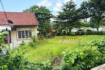 Large LAND with Single Storey House for Sale