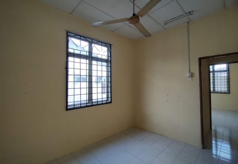 Taman Seroja, Bandar Baru Salak Tinggi