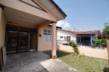 Taman Seroja, Bandar Baru Salak Tinggi