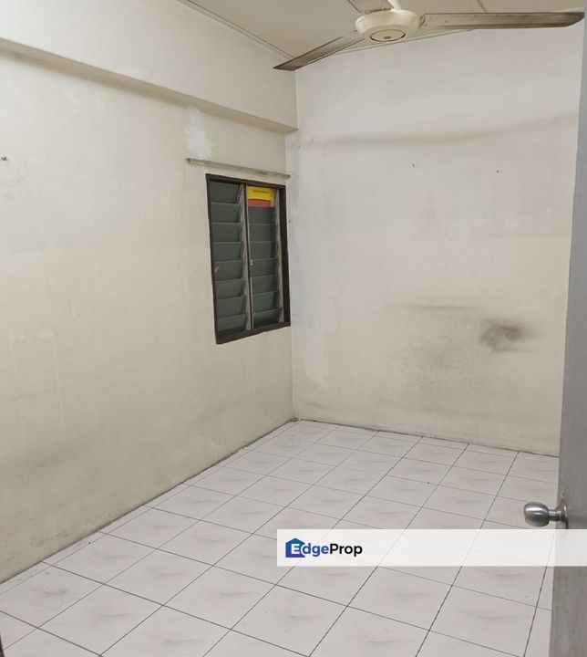 below Market Pusat Hentian Kajang Apartment 3 bilik Jalan Reko, Selangor, Kajang