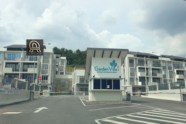 Gated & Guarded Garden Villa Townhouse (3R2B,2CP) Tmn Tasik Semenyih