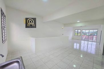 Gated & Guarded Garden Villa Townhouse (3R2B,2CP) Tmn Tasik Semenyih