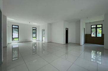 🏡 Taman Sutera Seksyen 2, Batu Berendam | Double Storey Corner Bungalow for Sale! ✈️