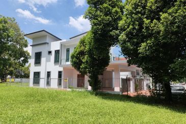 🏡 Taman Sutera Seksyen 2, Batu Berendam | Double Storey Corner Bungalow for Sale! ✈️