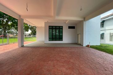 🏡 Taman Sutera Seksyen 2, Batu Berendam | Double Storey Corner Bungalow for Sale! ✈️