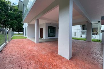 🏡 Taman Sutera Seksyen 2, Batu Berendam | Double Storey Corner Bungalow for Sale! ✈️