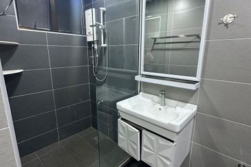 Straits Court Condominium Pasir Emas