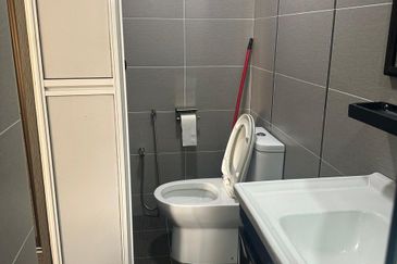 Straits Court Condominium Pasir Emas