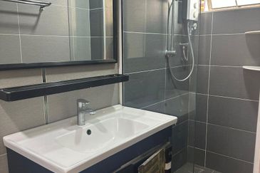 Straits Court Condominium Pasir Emas