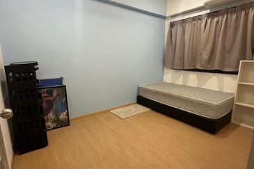 Straits Court Condominium Pasir Emas